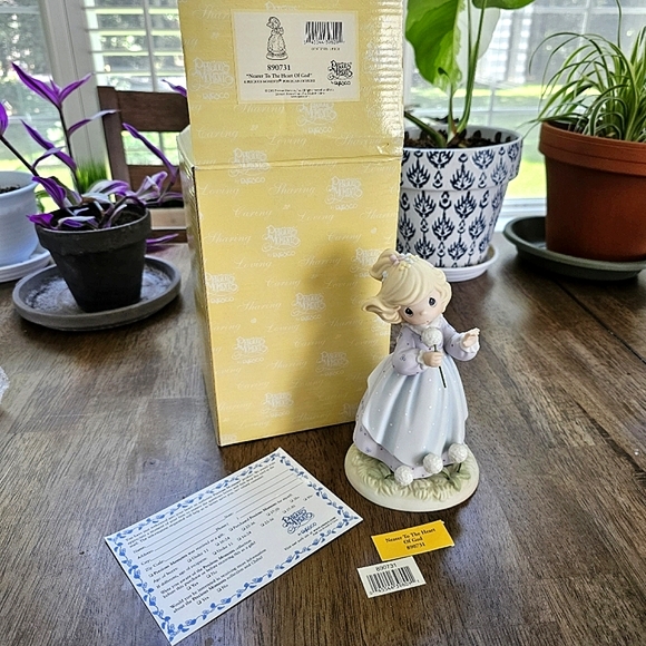 Precious Moments® 2001 "Nearer To The Heart Of God" Figurine #890731 - Picture 3 of 15